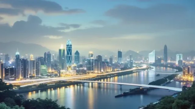 纹身师给客人画草图前，先给自己的猫顺毛 视频封面