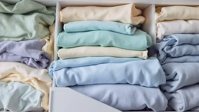 染布坊工人把布匹浸进靛蓝染缸反复抖 视频封面