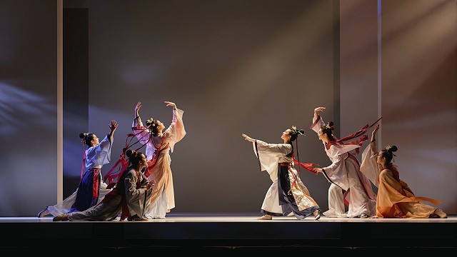 狗子偷咬拖鞋被抓现行秒变飞机耳 视频封面